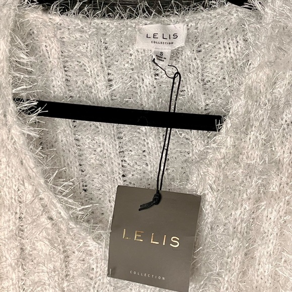 NEW Le Lis Cream Textured V-Neck Cropped Sweater Size S - Picture 2 of 5